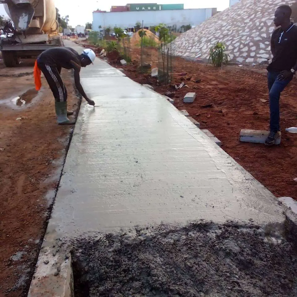 Bétonnage d’un trottoir sur le chantier du TER