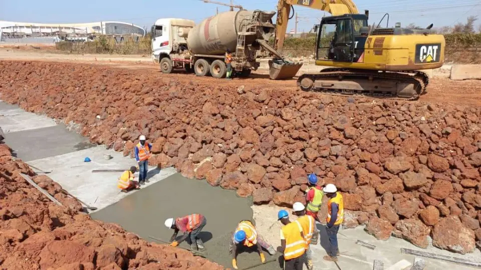 Enrochement et bétonnage d’un fossé
