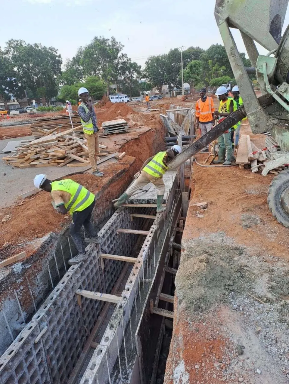 Ferraillage d’un caniveau avant bétonnage à la pompe