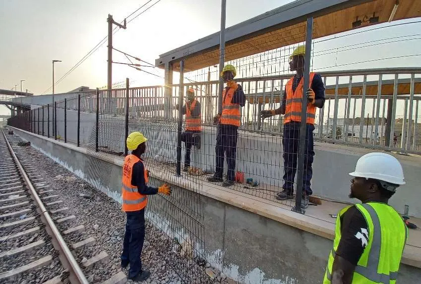 Pose de grillage en gare
