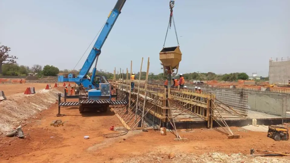 Grue mobile et benne à béton sur un ouvrage