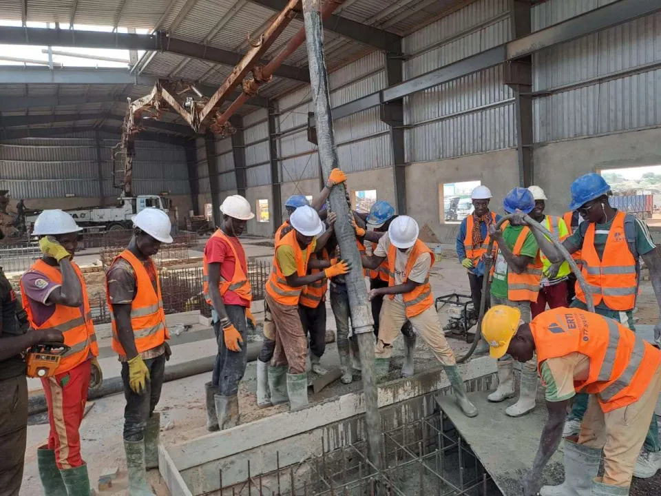 Bétonnage d’éléments préfabriqués sous hangar
