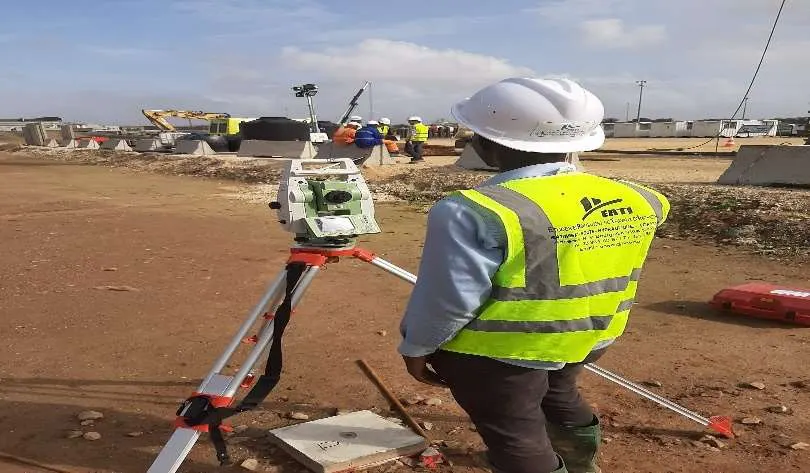 Topographe ERTI en station sur le projet Tortue