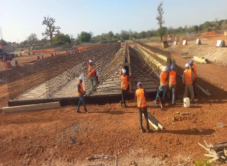 Ferraillage des caniveaux fermés le long de la plateforme