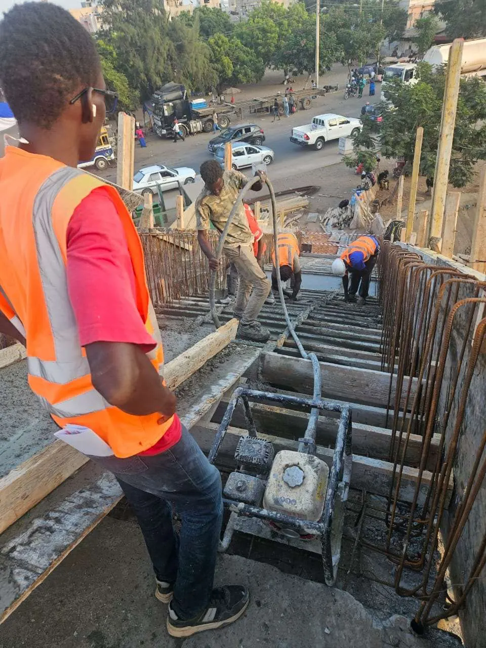 Vibration du béton d’un caniveau